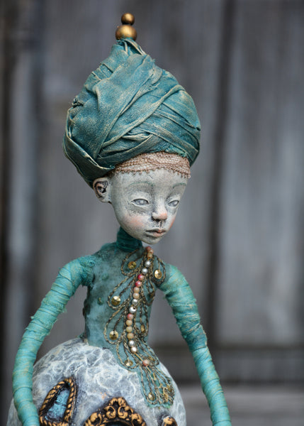 13 EL GORRITO (The Bonnet) by artist Gioconda Pieracci of Pupillae Art Dolls