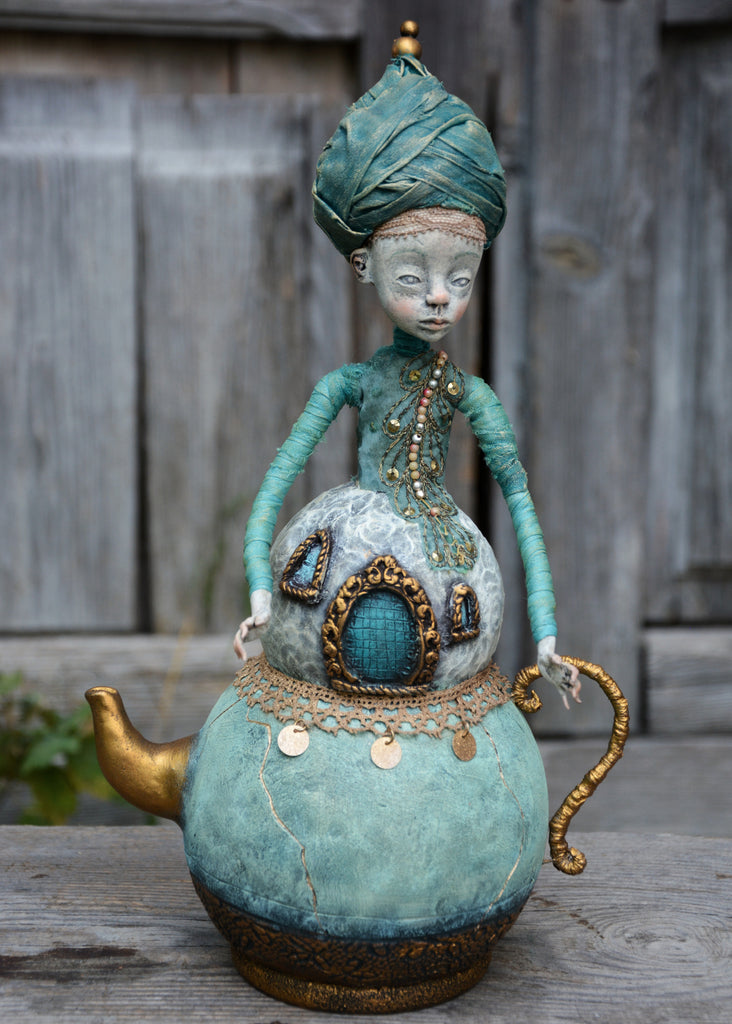 13 EL GORRITO (The Bonnet) by artist Gioconda Pieracci of Pupillae Art Dolls