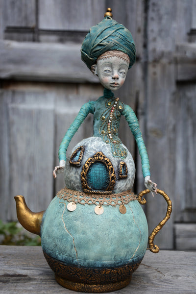 13 EL GORRITO (The Bonnet) by artist Gioconda Pieracci of Pupillae Art Dolls
