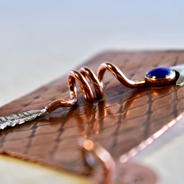 31 LAS JARAS (The Arrows) / Upspiral (brooch) by artist Chloe Kono