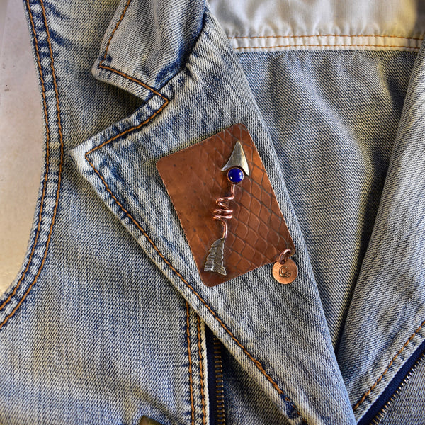 31 LAS JARAS (The Arrows) / Upspiral (brooch) by artist Chloe Kono