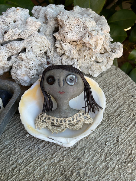 PORTRAIT 8 BROOCH by artist Nola Hart