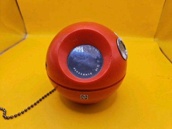 72 EL RADIO (The Radio) / Red Panapet Radio by artist Kelly Thompson